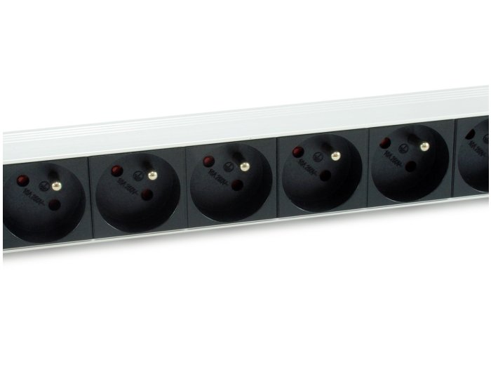 Equip 333313 rozdzielacz zasilania PDU 8 x gniazdo sieciowe 1U Czarny, Srebrny