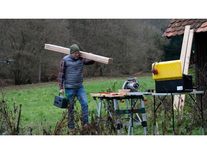 Przenośna elektrownia APC OffGrid 730, 738 Wh litowo-jonowa, LCD, 2 gniazda CEE 7/3 Schuko, Sinewave, 3 USB-A, 2 USB-C, Ładowarka bezprzewodowa