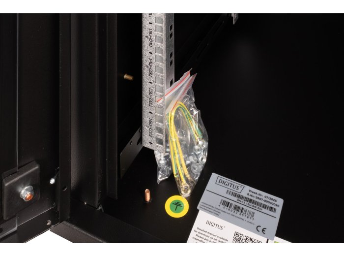 Szafa sieciowa wisząca Unique 19" 16U rack 600x600, drzwi szyba, czarny, niedzielona, złożona, 100kg