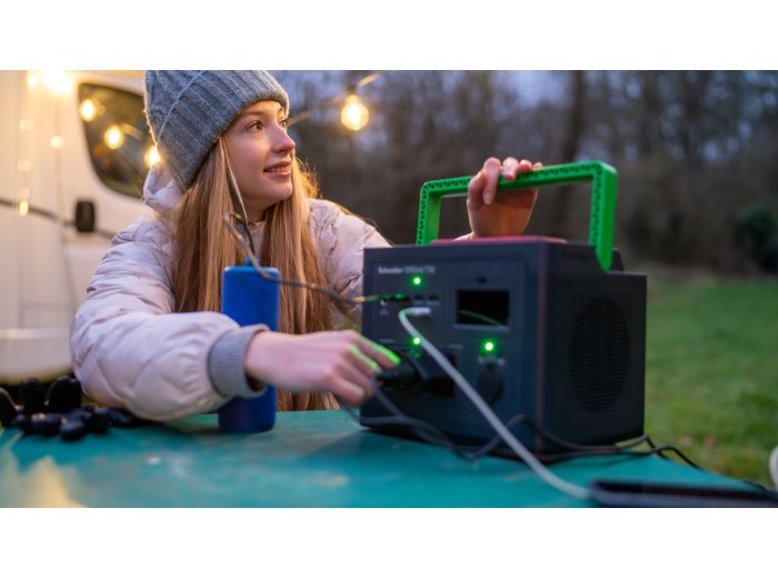 Przenośna elektrownia APC OffGrid 730, 738 Wh litowo-jonowa, LCD, 2 gniazda CEE 7/3 Schuko, Sinewave, 3 USB-A, 2 USB-C, Ładowarka bezprzewodowa